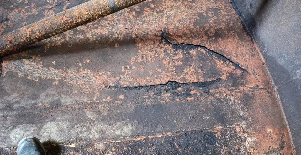 Corroded floor plate in a water tank