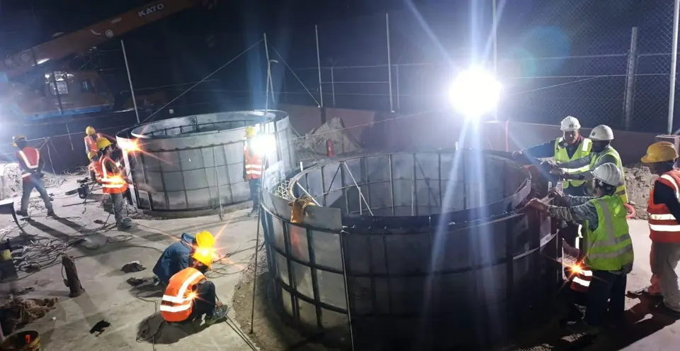 Night shift crew building ring wall formwork