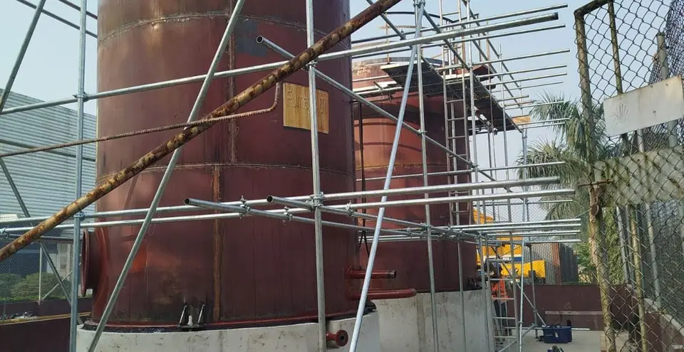 Scaffolding around a tank for nozzle and roof work