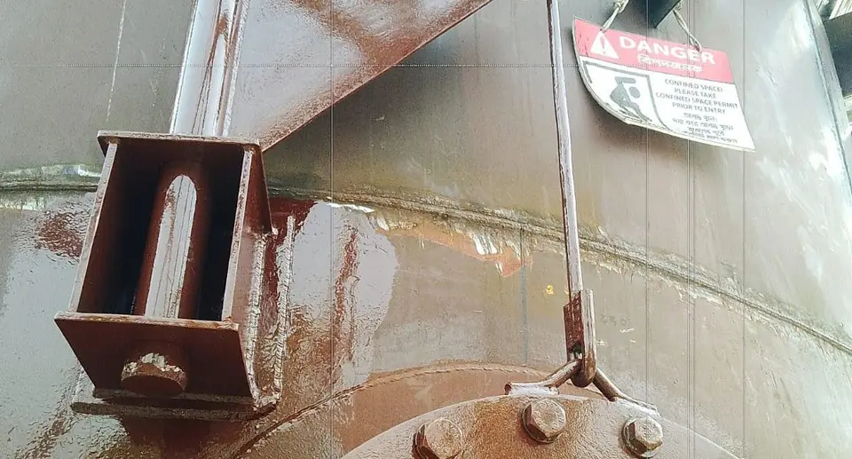 Fabricated and painted manway davit arm on a tank